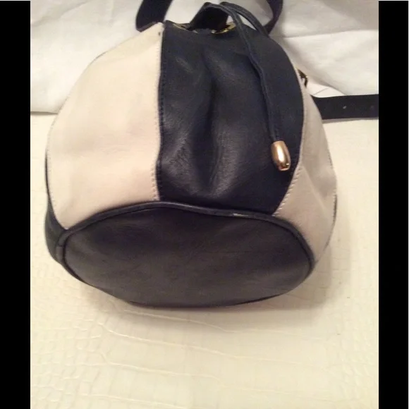Celine Black and Cream Shoulder Bag - Picture 4 of 8